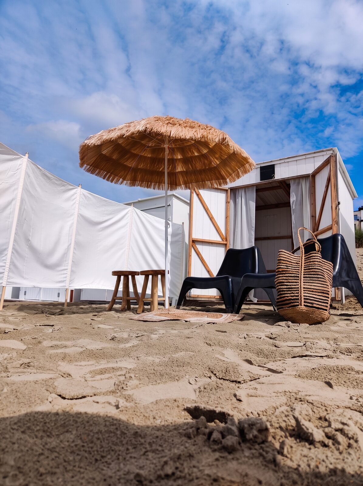 Strandcabine met parasol op het strand van Nieuwpoort