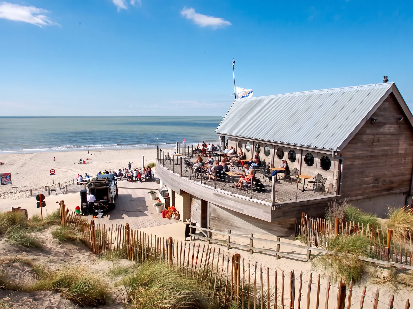 Terras van een beachclub op het strand van Nieuwpoort, met uitzicht op zee