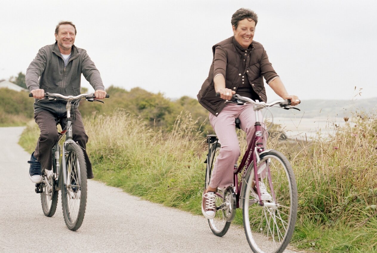 Twee fietsers op een pad door de duinen bij Nieuwpoort