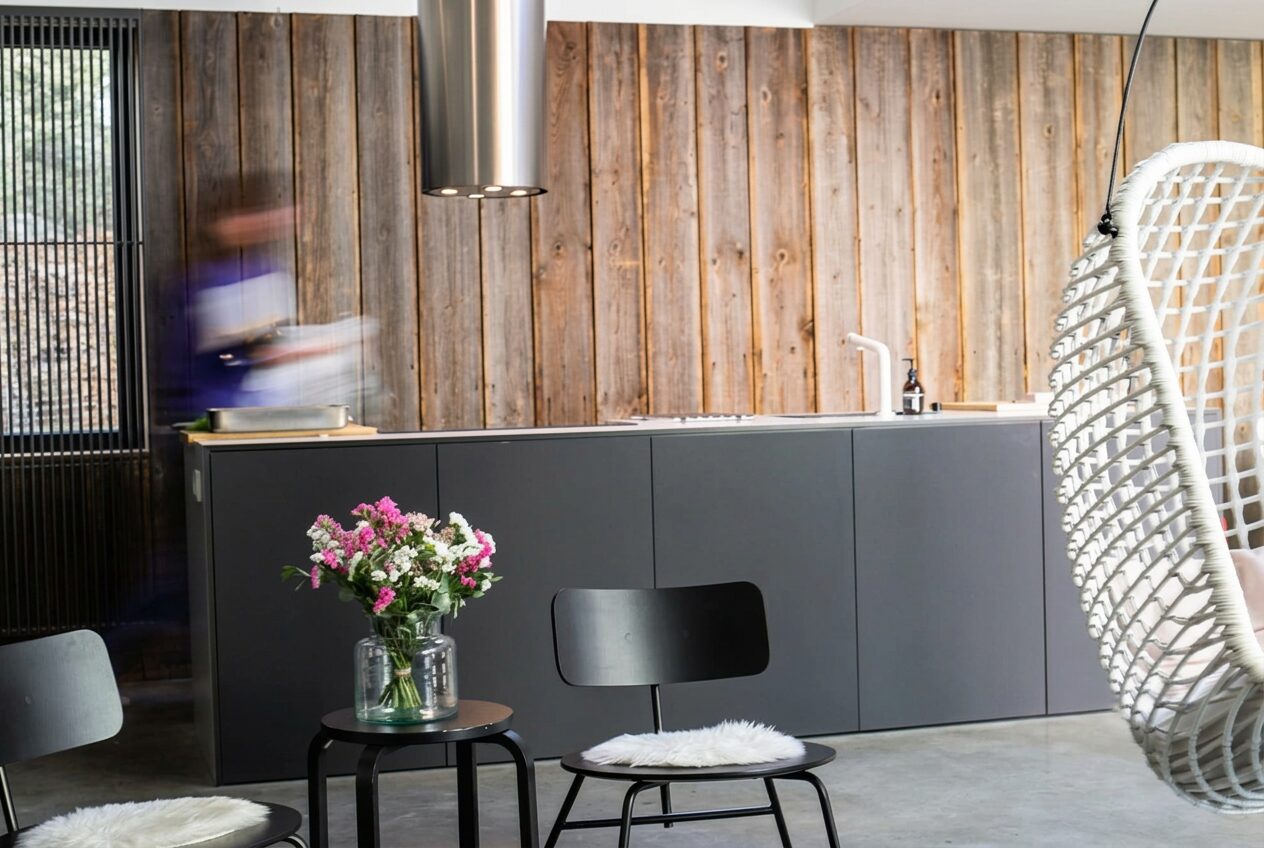 Keuken met houten wand en hangstoel